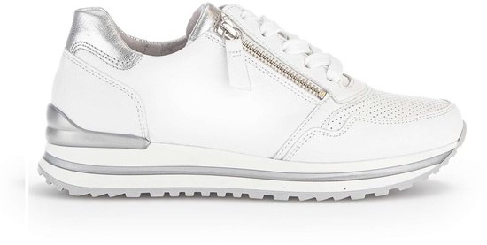 Witte Gabor sneaker met zilveren details, ritssluiting en veters.