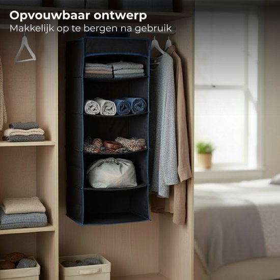 Zwarte hangorganizer met blauwe bies, 5 vakken. Opgevouwen in een kast met opgevouwen kleding.