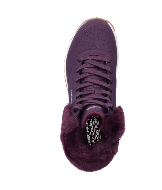 Paarse Skechers veterboot met een imitatiebontkraag en Air-Cooled Memory Foam binnenzool.