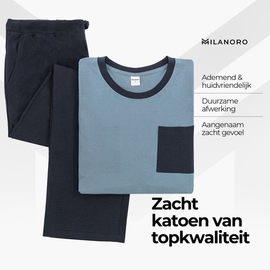 Lichtblauwe pyjamaset met lange mouwen en donkerblauw borstzakje. Donkerblauwe broek met trekkoord. Ademend en huidvriendelijk katoen.