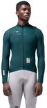 Donkergroen fietsshirt met lange mouwen, rits aan de voorzijde en geborduurd kraagdetail. Model toont de voorkant.