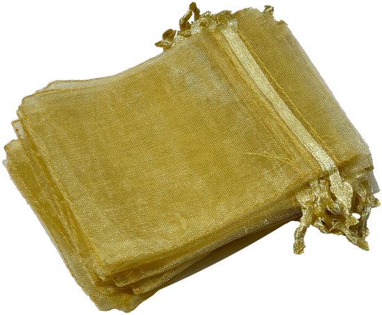 Stapel gouden organza zakjes.