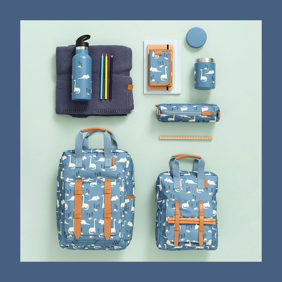 Collectie van blauwe items met dinosaurussenprint: twee rugzakken, een waterfles, een etui, een bewaarbakje en een thermosbeker.