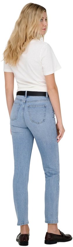 Vrouw met een witte t-shirt en blauwe jeans met rechte pijpen, hoge taille, van achteren gezien.