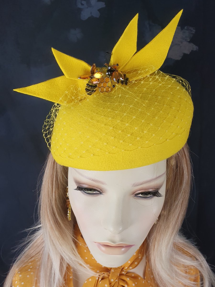 Creaciones Hoofdtooi Collectie – Fascinator – Gele merinowol handgemaakt – Bijenapplicaties en sluier – Universele maat – Handgemaakt en Uniek