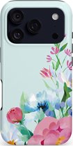 Lichtblauwe telefoonhoes met een zachte bloemenprint en camera-uitsparing.