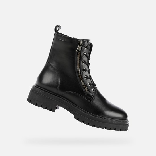 Botte lacée en cuir noir avec fermeture éclair et semelle épaisse, flottant.