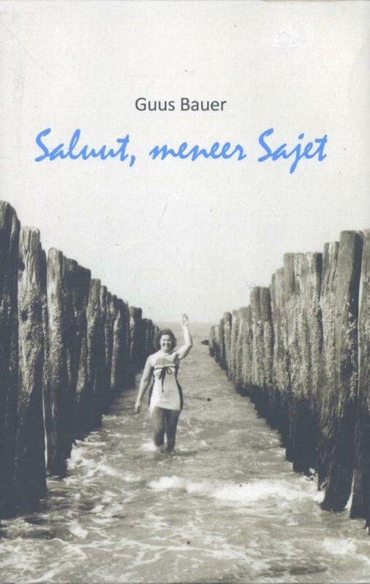 Een vrouw in badpak loopt door het water tussen houten palen. Titel 'Saluut, meneer Sajet' van Guus Bauer.