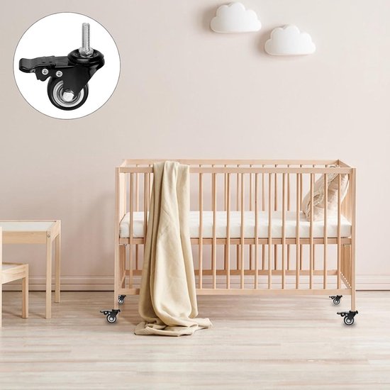 Zwarte meubelswiel met rem, gemonteerd onder een houten babybedje.