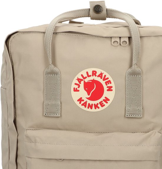 Close-up van de beige Kånken rugzak met het iconische logo.