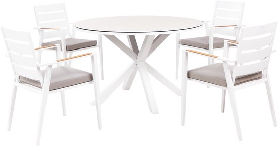 Een ronde witte tafel met vier witte stoelen met taupe kussens.