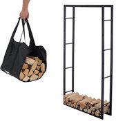 Zwarte draagtas gevuld met haardhout wordt omhoog gehouden naast een zwarte metalen houtrek met haardhout op de onderste plank.