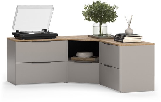 Lage, grijze hoekkast met houten blad. Zichtbaar zijn een platenspeler, plant in vaas en boeken.
