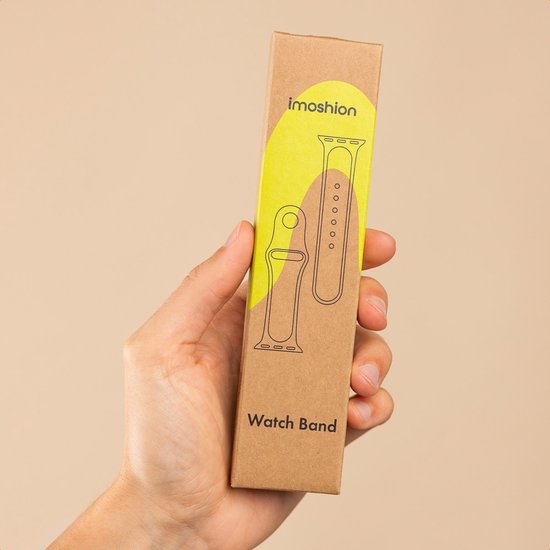 Hand houdt een smalle kartonnen verpakking vast met een tekening van een horlogebandje en de tekst 'Watch Band'.