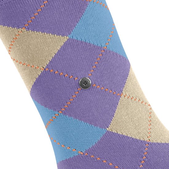 Paarse sok met ruitenpatroon in lichtblauw, beige en oranje stiksels. Met logo.