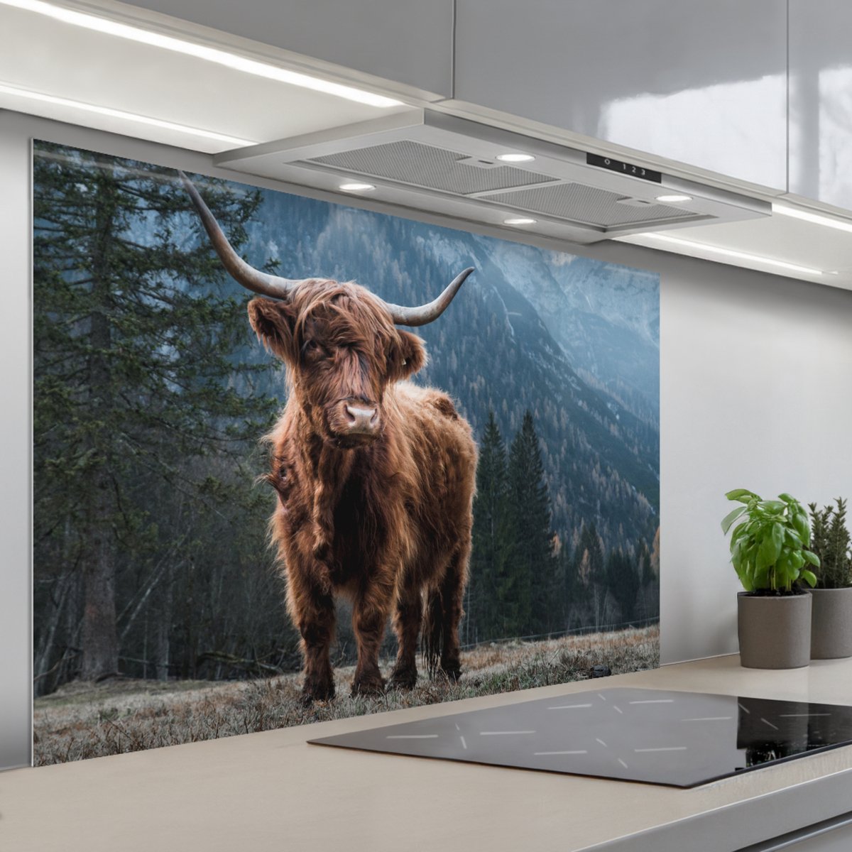 KitchenYeah Spatscherm 120x80 cm Zelfklevende achterwand Schotse hooglander Berg Landschap Bomen Koe Natuur Keuken muurbeschermer Spatwand fornuis