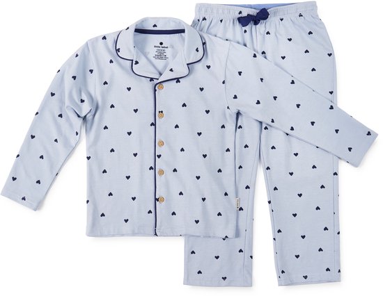 Lichtblauwe pyjamaset met donkerblauwe hartjesprint, donkerblauwe bies en knoopsluiting. Het broekje heeft een strikje.