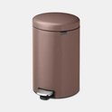 Bruine Brabantia NewIcon prullenbak met een metalen trapper.