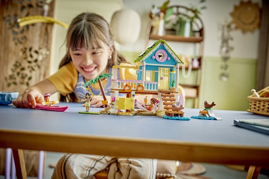 Meisje speelt met LEGO Friends strandhuis set.