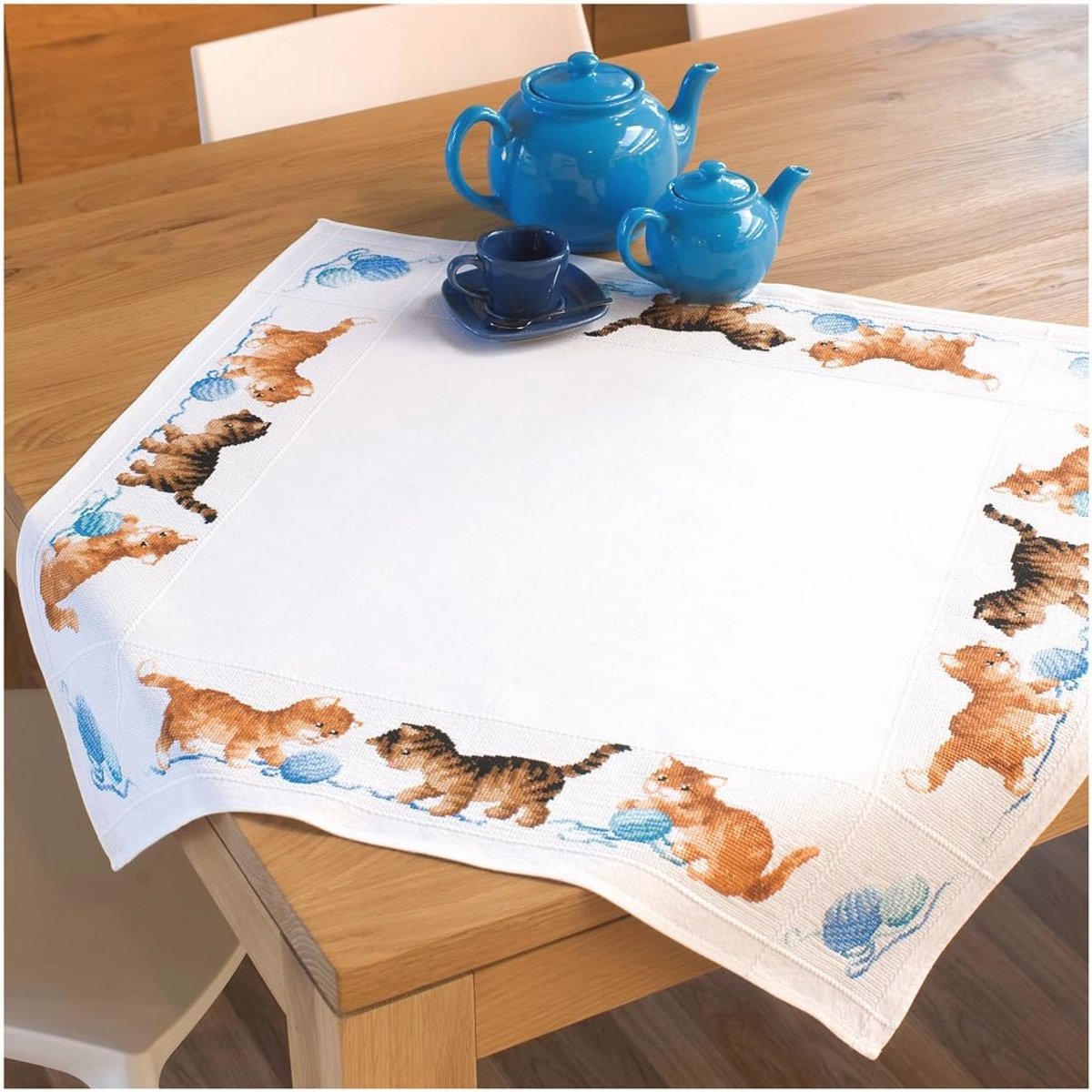 Tafelkleed Speelende Katten Borduurpakket met Kruissteek - 80 x 80 cm