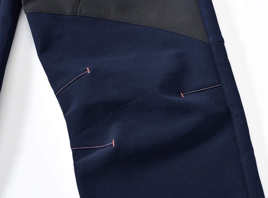 Gedetailleerde close-up van de donkerblauwe outdoorbroek met oranje stiksels op de knie.