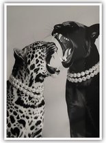 Een luipaard en een zwarte panter met parelkettingen, hoofd naar elkaar toe, bekken open in een schreeuw.