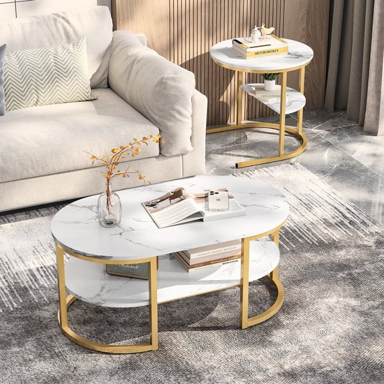 Ovale en ronde salontafels met marmerlook blad en gouden frame, geplaatst op een vloerkleed.