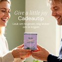 Een vrouw geeft een ingepakt cadeau aan een man. Tekst: 'Cadeautip. Leuk om te geven, nog leuker om te krijgen'.