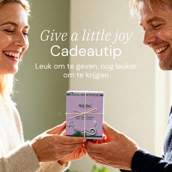 Een vrouw geeft een ingepakt cadeau aan een man. Tekst: 'Cadeautip. Leuk om te geven, nog leuker om te krijgen'.