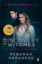 Boekcover van 'A Discovery of Witches' met een vrouw en een man voor een donkere achtergrond. #1 New York Times bestseller.