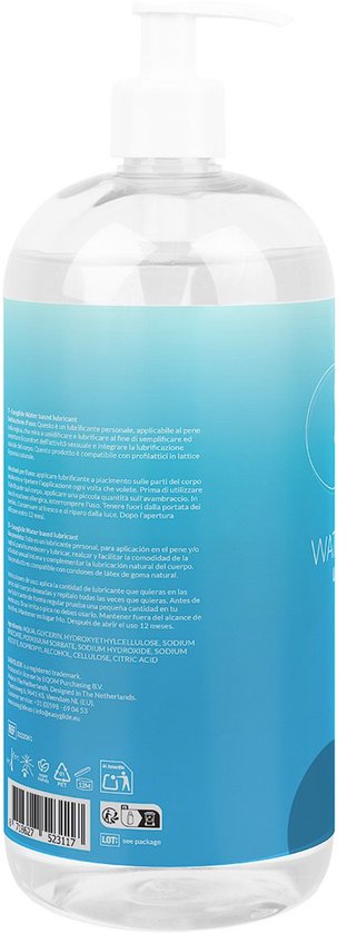 Arrière d'une bouteille transparente avec distributeur à pompe blanc. Dégradé bleu clair avec du texte et liste des ingrédients.