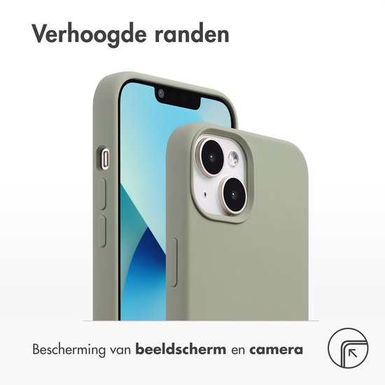 Groen iPhone hoesje met verhoogde randen voor scherm- en cameraprotectie, naast een telefoon.