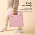 Kind draagt een roze tablethoes met handvat, ideaal voor school of reizen.