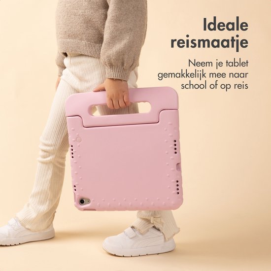 Kind draagt een roze tablethoes met handvat, ideaal voor school of reizen.