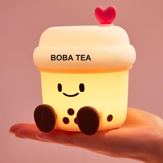 Schattig boba melkthee nachtlampje met een hartje bovenop, gehouden in een hand.