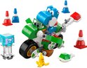 Een blauwe Lego-Yoshi zit op een groene motor en schiet een schild af. Pionnen en een vraagteken-blok staan ernaast.