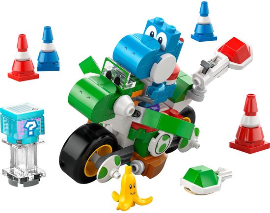 Een blauwe Lego-Yoshi zit op een groene motor en schiet een schild af. Pionnen en een vraagteken-blok staan ernaast.