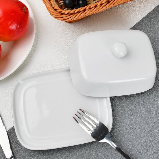 Aardewerk gekleurde botervloot, handvat in de vorm van een koe