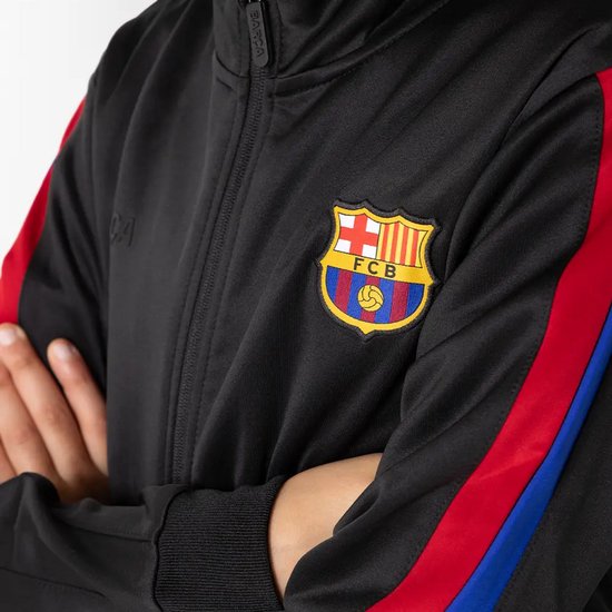 Zwarte trainingsjas van FC Barcelona met rode en blauwe strepen op de mouwen en het FC Barcelona-logo.
