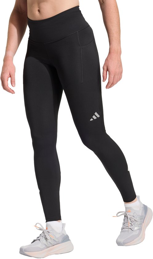 Zwarte legging met zilverkleurige adidas driestrepen op de kuit.