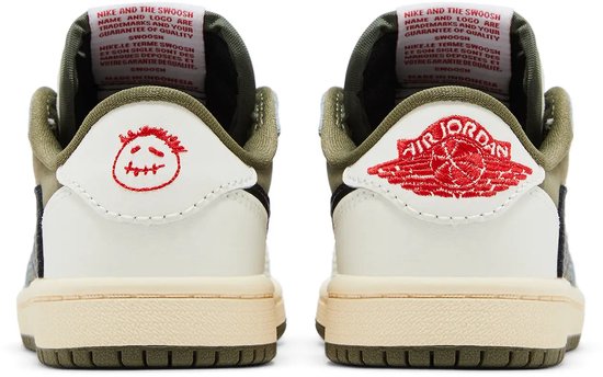 Achterkant van twee Jordan 1 Retro Low OG SP Travis Scott sneakers, met rode Air Jordan logo en smiley.