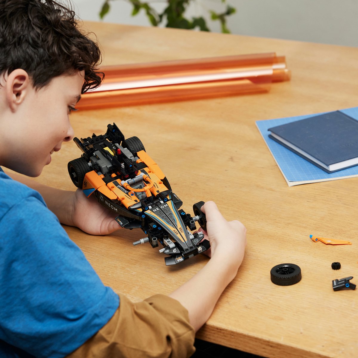 LEGO Technic NEOM McLaren Formula E racewagen - 42169 — afbeelding 6