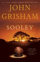 Boekcover van "Sooley" van John Grisham met een zonsondergang, silhouetten van bomen en een basketbal.