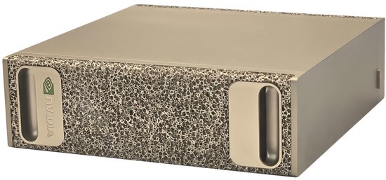 De gouden NVIDIA DGX Spark met gestructureerd frontpaneel en linker- en rechterhandgrepen, geïsoleerd op een witte achtergrond.