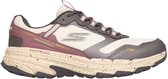 Zijwaarts profiel van een naturel Skechers trailschoen met grijze, bordeauxrode en beige details.
