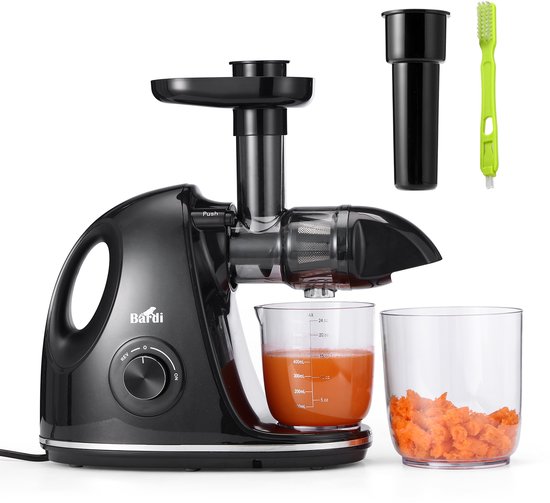 Zwarte slowjuicer, beker met sinaasappelsap, bakje met wortelrasp en een groene schoonmaakborstel.