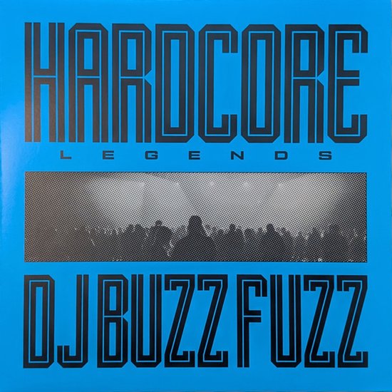 Een blauwe platentas met de tekst 'HARDCORE LEGENDS DJ BUZZ FUZZ' in grote zwarte letters en een afbeelding van een menigte.