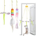 Drie hangende kattenspeeltjes: een groene libelle, een bal met gekleurde pompons en een witte veer, en een speeltje met gekleurde pompons en linten.