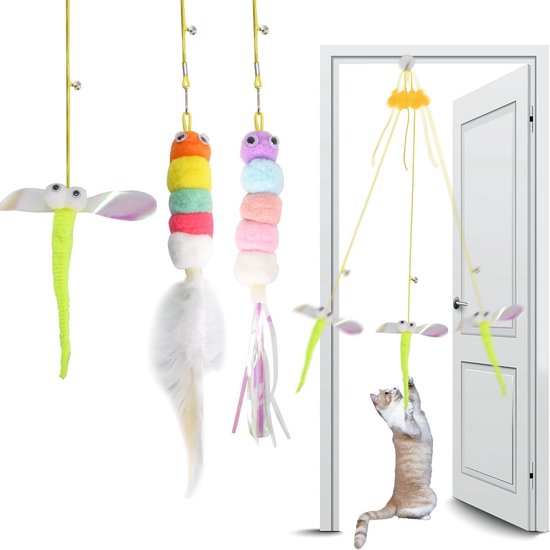 Drie hangende kattenspeeltjes: een groene libelle, een bal met gekleurde pompons en een witte veer, en een speeltje met gekleurde pompons en linten.