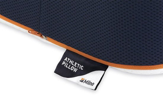 Detail van het M line 'Athletic Pillow' label op een donkerblauw, mesh textiel.